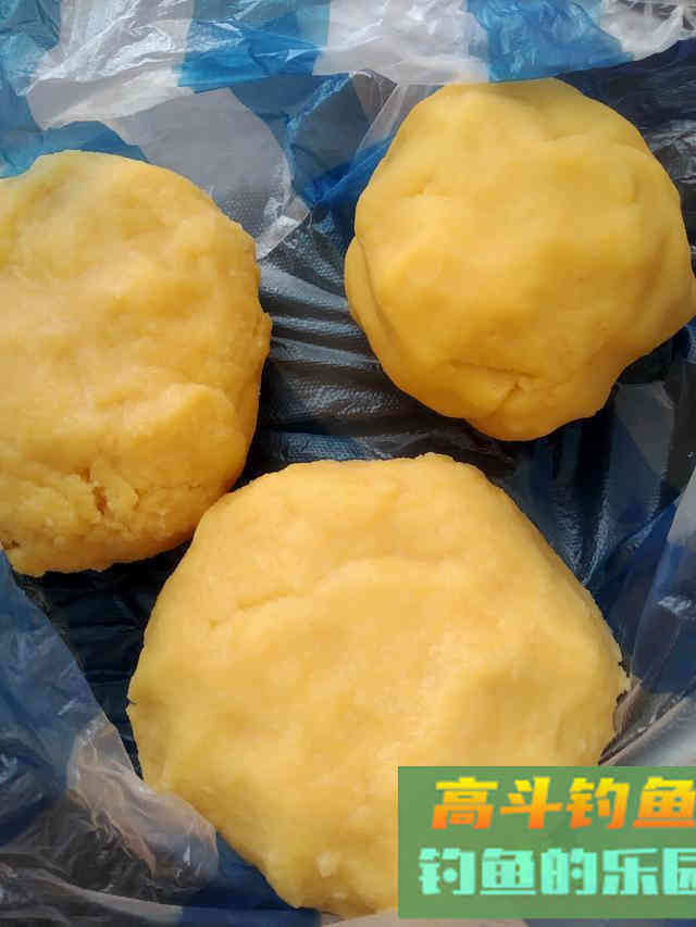 我在饵中用了点玉米饼子，竟然是我上鱼多的秘诀