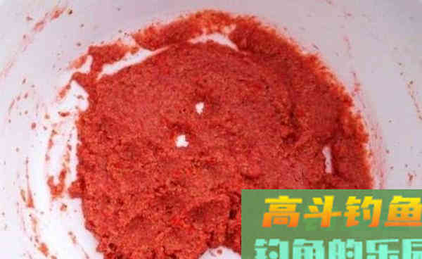 深秋冬季钓鲫鱼，最好使用拉饵，气温低如何保证拉饵状态呢？