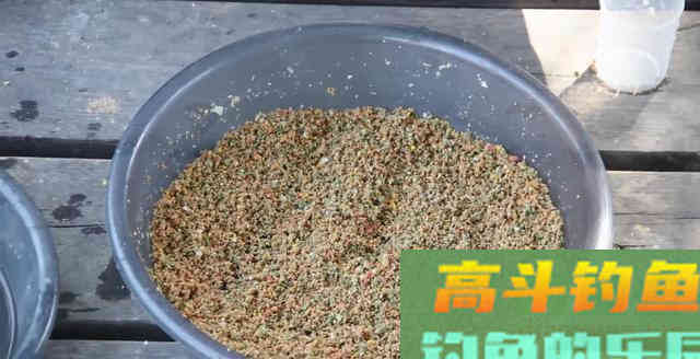 钓黑坑前期的干散饵要干散到什么程度？给你个数据