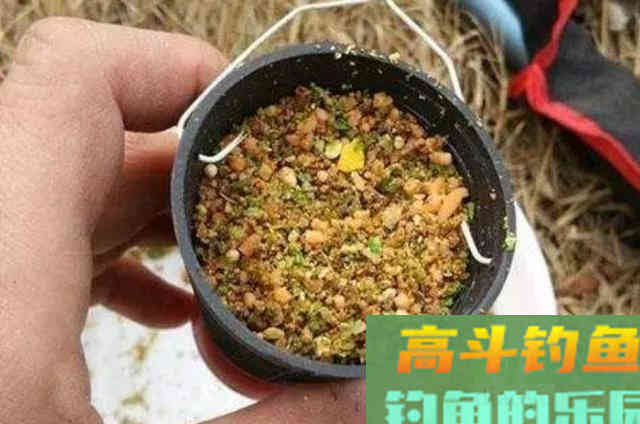 冬季野钓鲫鱼时，需要钓友牢牢记住的5字打窝秘诀