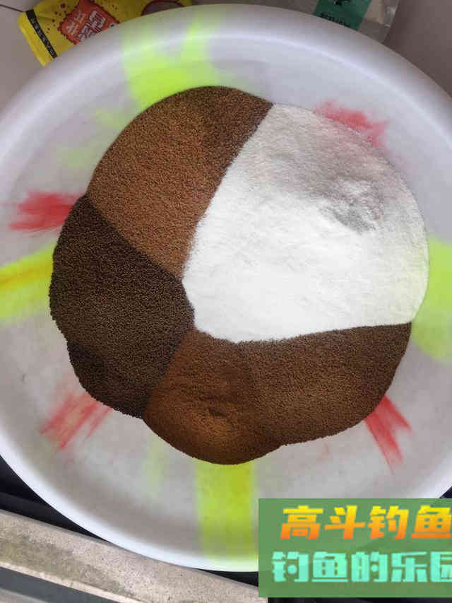 野钓环境下自制散炮，不但避小鱼，还专诱大鲫鱼