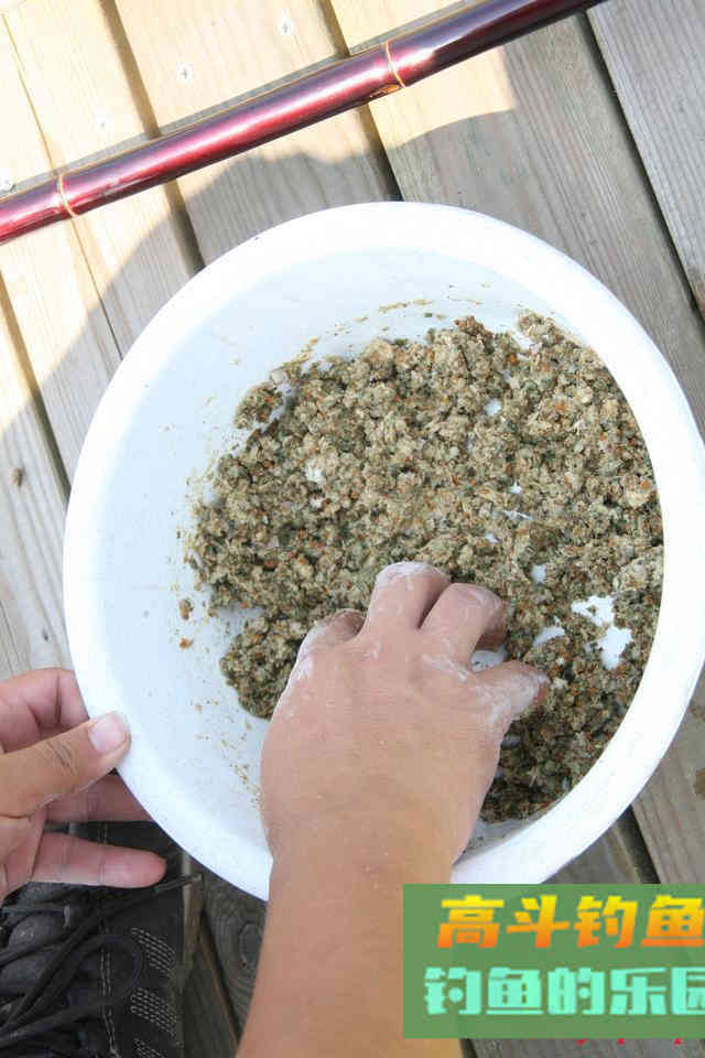 每个渔具店都有自己的秘方饵，好不好用还得鱼说了算