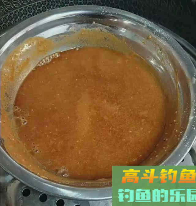 这款自制饵料专钓大鲤鱼，每次一小盆，从未失手过