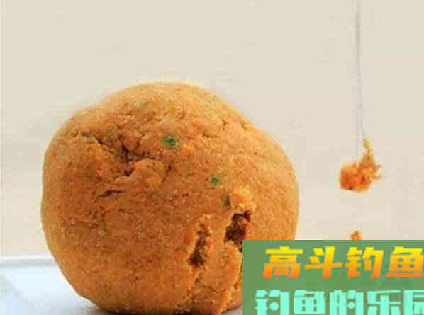 打窝后应该钓窝中间还是窝边？应结合鱼情