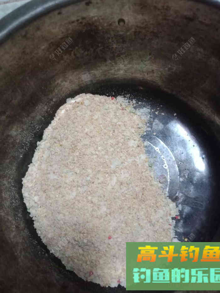 回家顺手试自配草鱼饵，还是七彩非伴随左右