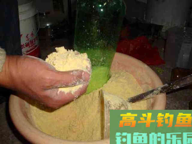 用自制饵料钓鲢鳙，这鱼一来一群，钓不散
