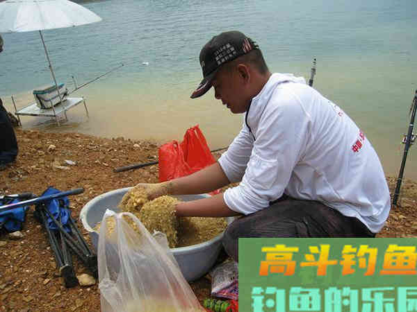 野钓环境下自制散炮，不但避小鱼，还专诱大鲫鱼