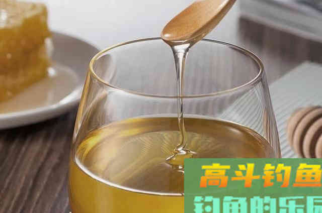 开饵时只要多加点它，大鲫鱼一遇就猛咬