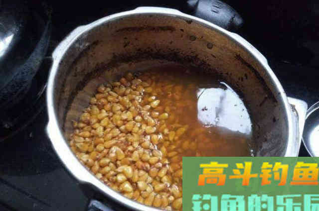 在秋钓过程中，应该牢牢记住的十字打窝法