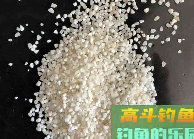 冬季野钓鲫鱼时，可以在饵料中添加的一些辅料