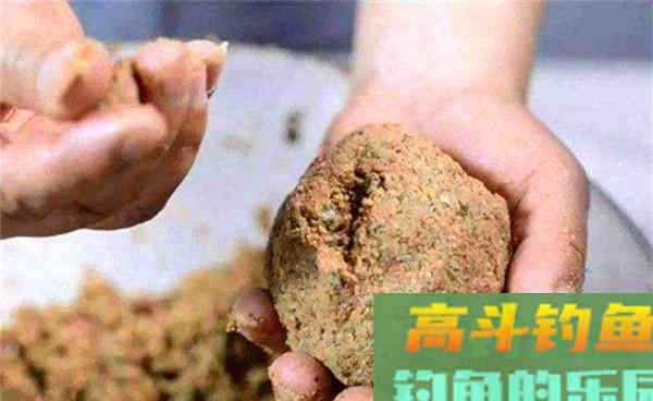 野钓用饵狠招数：颗粒饲料的多种用法，通杀鲫草鲤