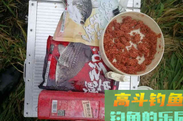 秋天钓大板鲫，万能饵和拉饵谁更好用？看完便知