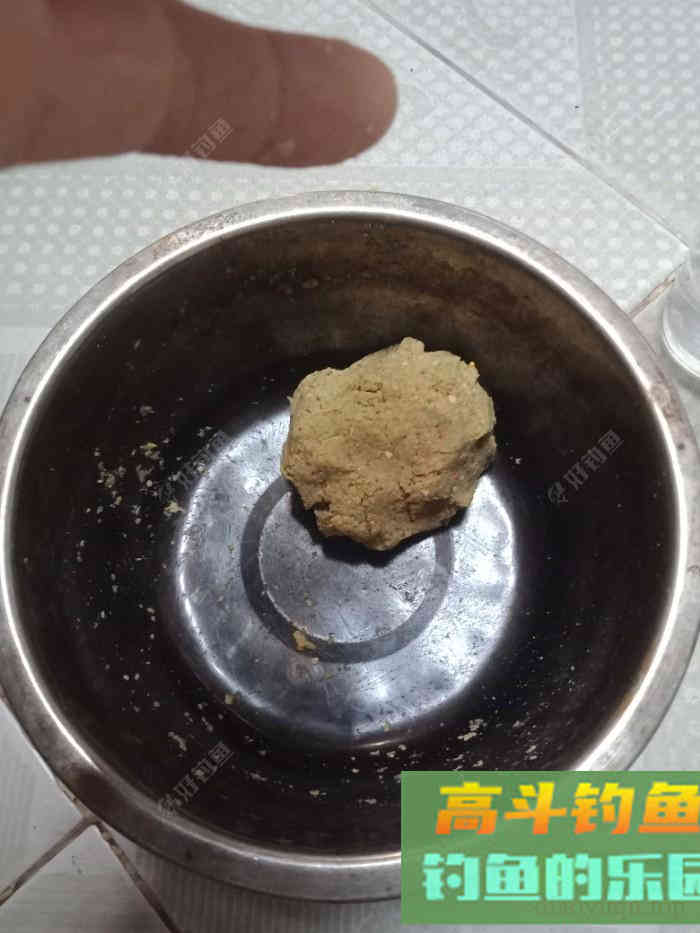 回家顺手试自配草鱼饵，还是七彩非伴随左右