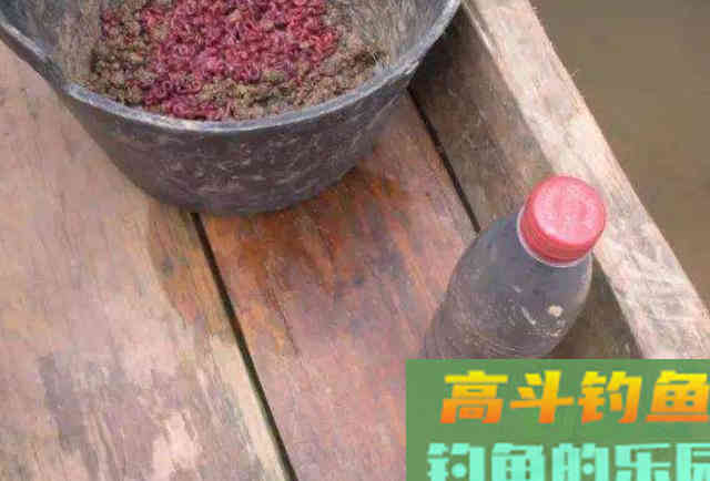 野钓的时候，蚯蚓万能饵料的3种高级用法