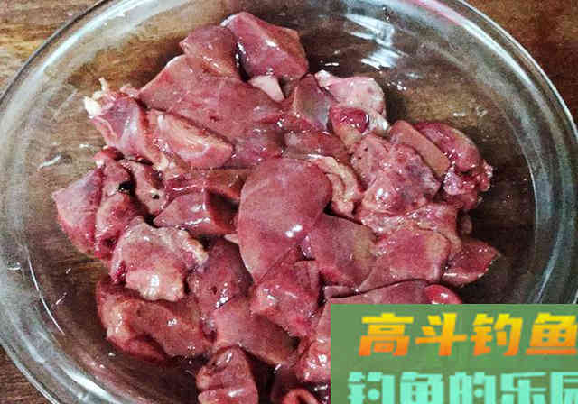 5块钱的鸡肝，简单加工，河边钓了10条鲶鱼