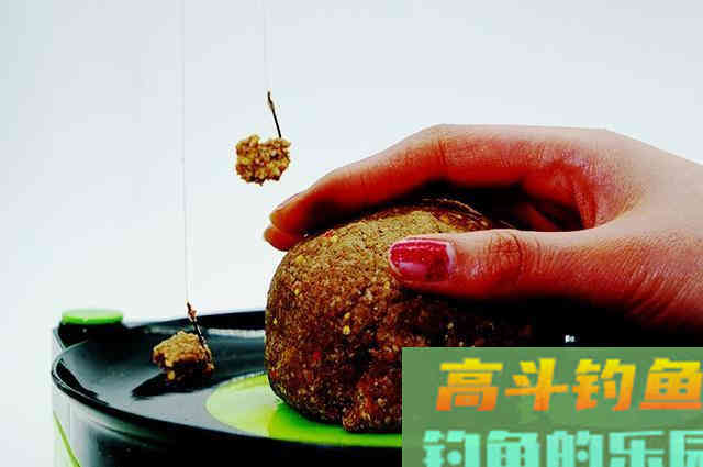 野钓鲫鱼饵料配方来袭，喜欢钓鱼的钓友别错过