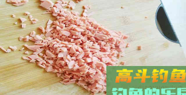 农村二哥用火腿做饵料钓鱼，实战钓鱼收获还不错