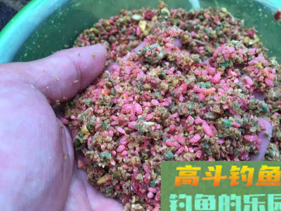 搭配饵料时懂得粗细结合，才能做到诱鱼留鱼双丰收