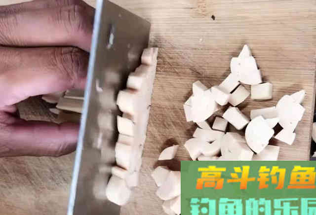 火腿肠也能钓鱼？用白酒、红糖、氨基酸泡制后，有效