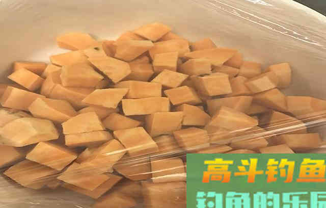 鲫鱼鲤鱼都想钓，试试这几块钱的自制饵