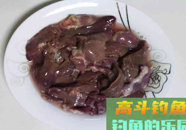 5块钱的鸡肝，简单加工，河边钓了10条鲶鱼
