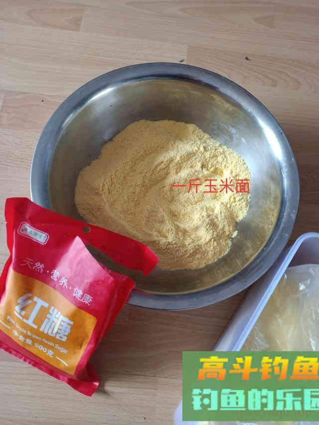 辽河海竿钓鲤鱼多年，玉米面最好用，附糟食饵配制步骤