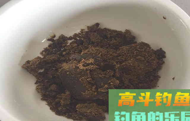 鲫鱼鲤鱼都想钓，试试这几块钱的自制饵
