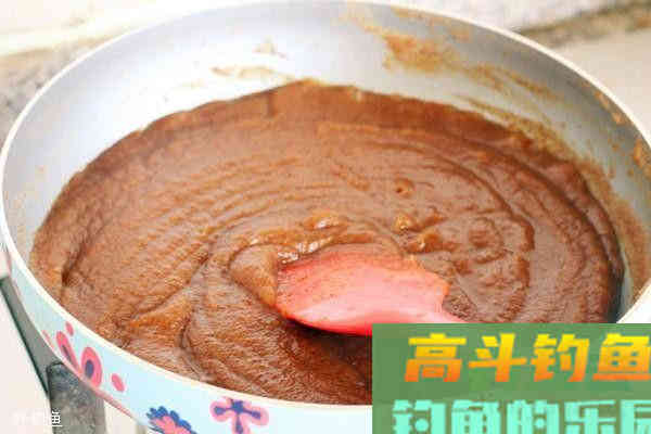 野钓鲤鱼必杀饵料配方，香甜可口，不愁钓不到鱼