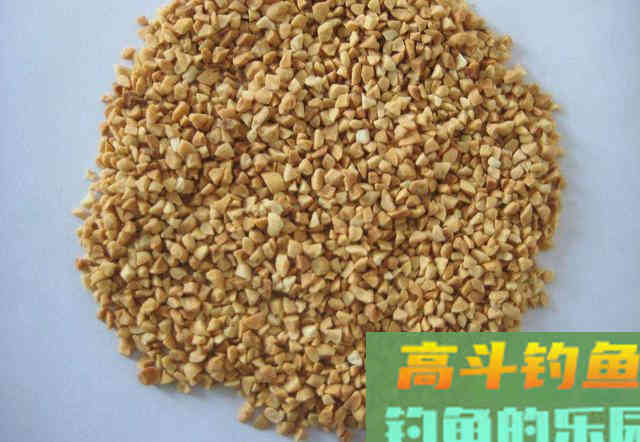 如何用自制花生饵钓草鱼？