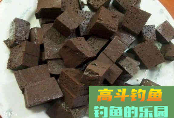 冬季钓鲫鱼鲤鱼怎么用饵？该用什么颜色做饵料诱鱼？
