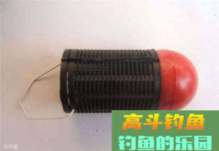 冬季钓鱼，可以用打窝器来打窝