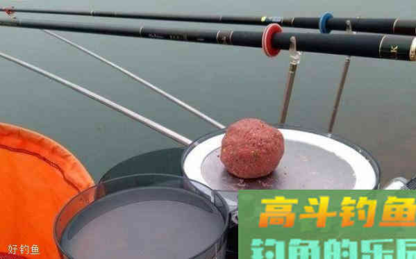 钓鱼拉饵有技巧，学会两招不用愁