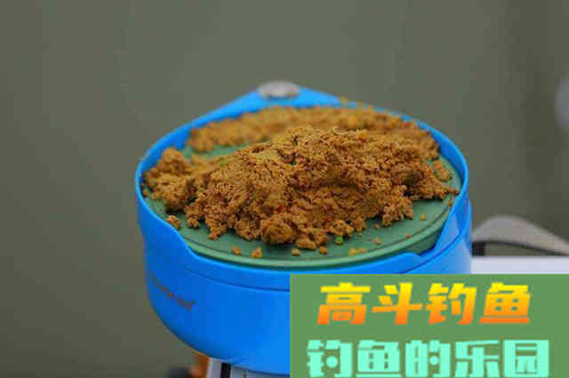 钓鱼时，饵料状态如何根据鱼情转变？
