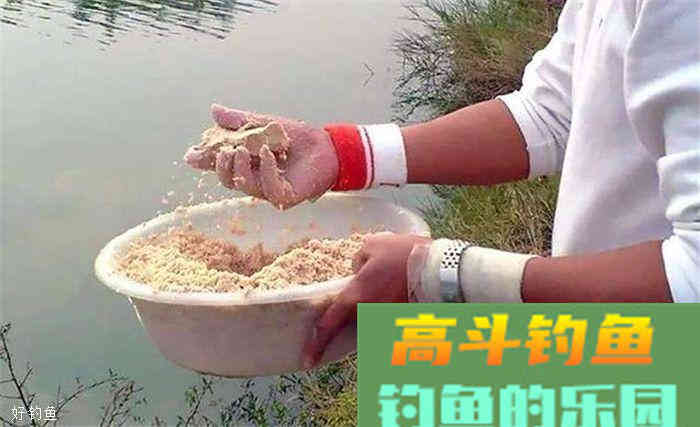 秋季垂钓，打窝分轻窝和重窝，你有了解过吗？