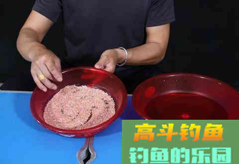 开饵时醒饵多长时间？拉丝粉放多少？揉打几下？