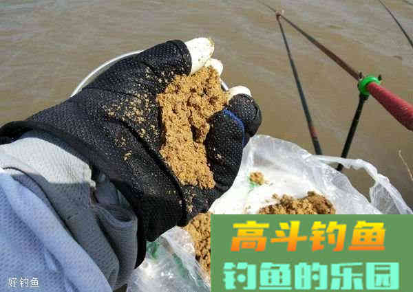 野钓想要上大鱼，打窝得慢等
