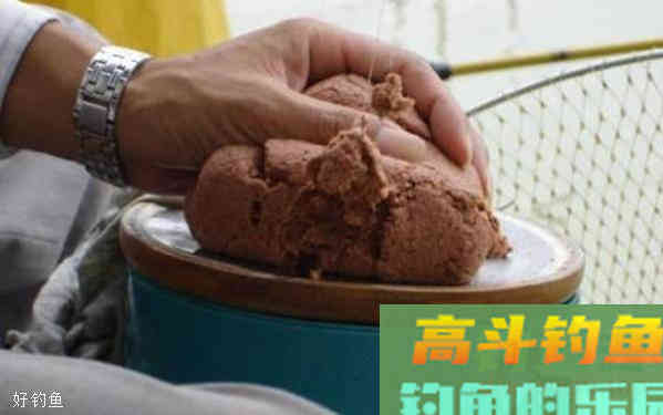 钓鱼拉饵有技巧，学会两招不用愁