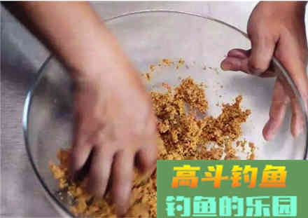 野钓诱鱼窝料这样打，简单便携效果好