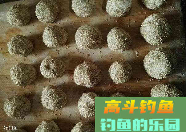 黑坑钓鱼想要爆护，散炮饵的运用是关键