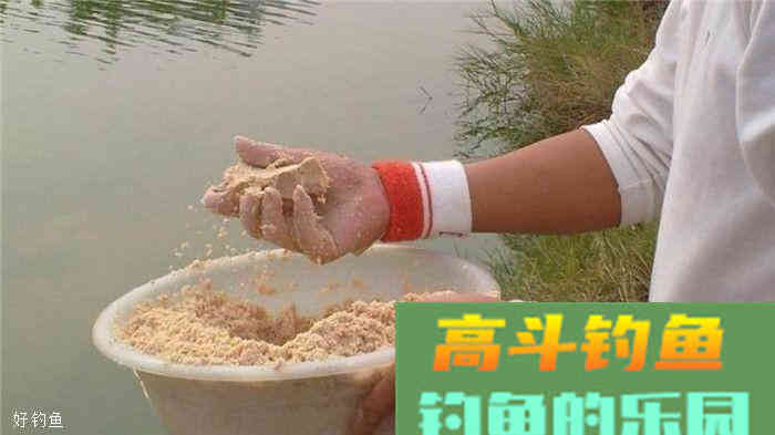 钓鱼想要连杆就得打窝，而且还是早打窝
