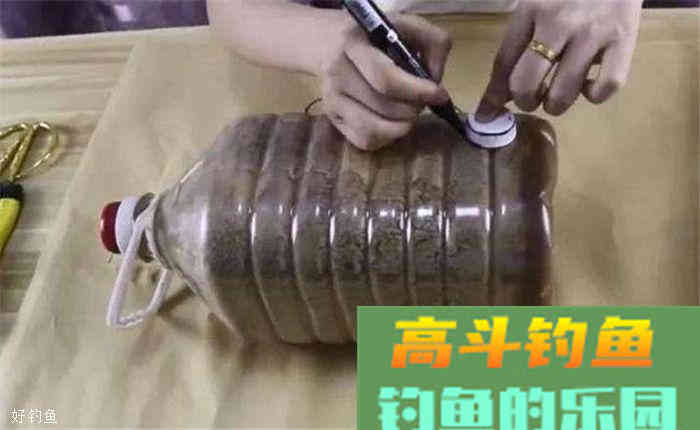 冬季钓鱼，可以用打窝器来打窝