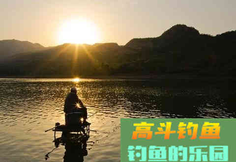 秋季野钓要打窝，重窝和轻窝很重要