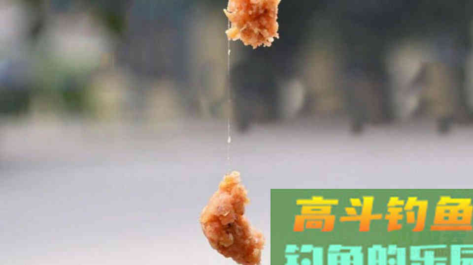 钓鱼人挂饵需注意，挂对饵料鱼自然上钩，这也是一门技巧