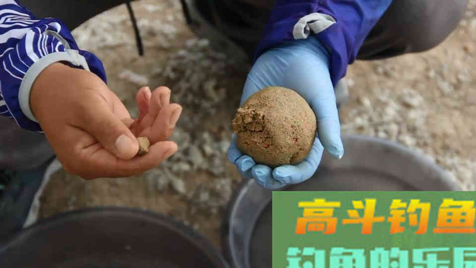 钓鱼人挂饵需注意，挂对饵料鱼自然上钩，这也是一门技巧