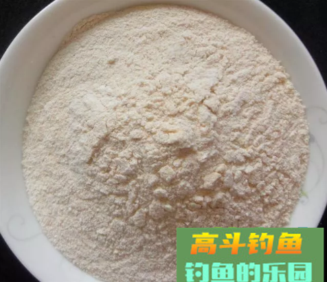 自制初秋专钓鲫鱼饵料，诱鱼聚鱼快